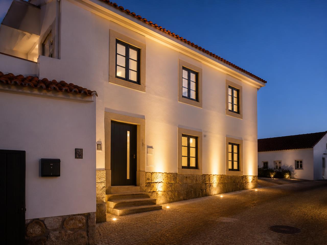 Fachada branca e zona exterior da moradia em Lisboa após aplicação do capoto